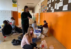 Uczennice i uczniowie pakują produkty potrzebne Ukraińcom